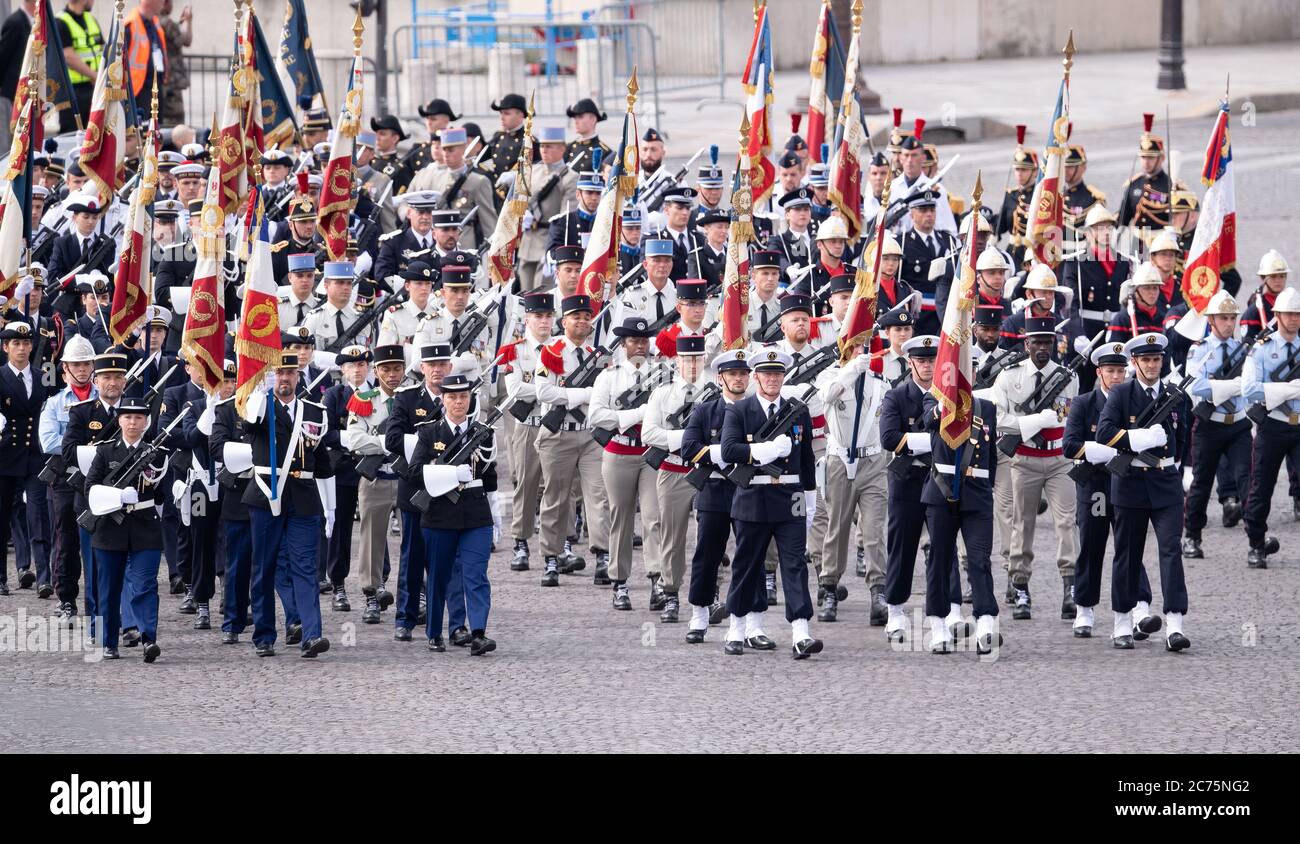 (200714) -- PARIS, le 14 juillet 2020 (Xinhua) -- la fête de la Bastille se tient à la place de la Concorde à Paris, en France, le 14 juillet 2020. Sans le défilé militaire traditionnel sur la célèbre avenue des champs-Elysées et la célébration publique, le président français Emmanuel Macron a présidé mardi la cérémonie du 14 juillet éclipsée par la crise du coronavirus. Pour la célébration de cette année, le défilé militaire, qui a traditionnellement attiré d'énormes foules, a été annulé pour la première fois depuis 1945 et remplacé par un déficher réduit sur la place de la Concorde dans le centre Banque D'Images