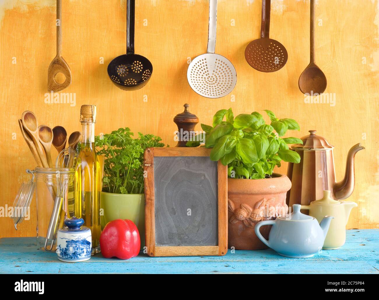 tableau noir pour les recettes de cuisine, ustensiles de cuisine, ingrédients alimentaires, concept de cuisine Banque D'Images