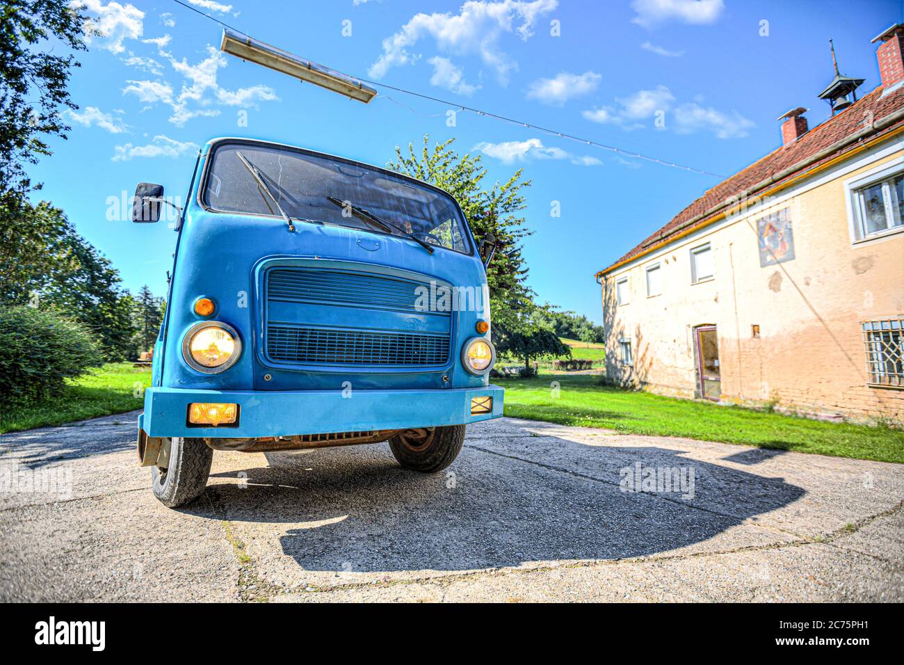 Un camion italien bleu se trouve dans une rue Banque D'Images