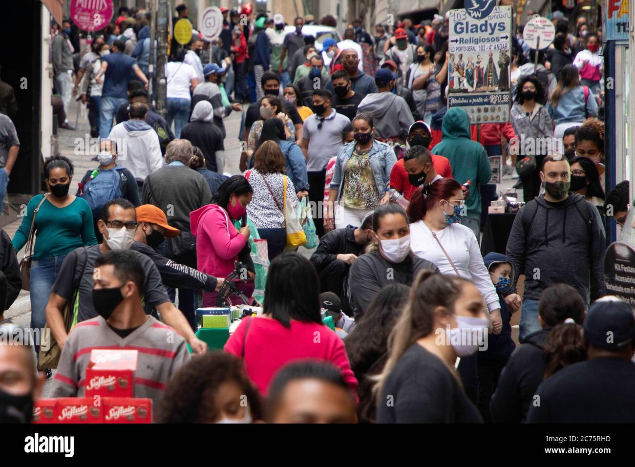 SÃO PAULO, SP - 14.07.2020: ÍNDICE DE ATIVIDADE ECONÔMICA LEVE ALTA - mouvement des gens sur 25 rue de Março, São Paulo et#3commercialcial centre, ce mardi matin (14). L'indice d'activité ECOC de la Banque centrale a publié aujourd'hui le tsd légèrement augmenté mais est tombé en dessous des attentes. (Photo: Bruno Rocha/Fotoarena) Banque D'Images