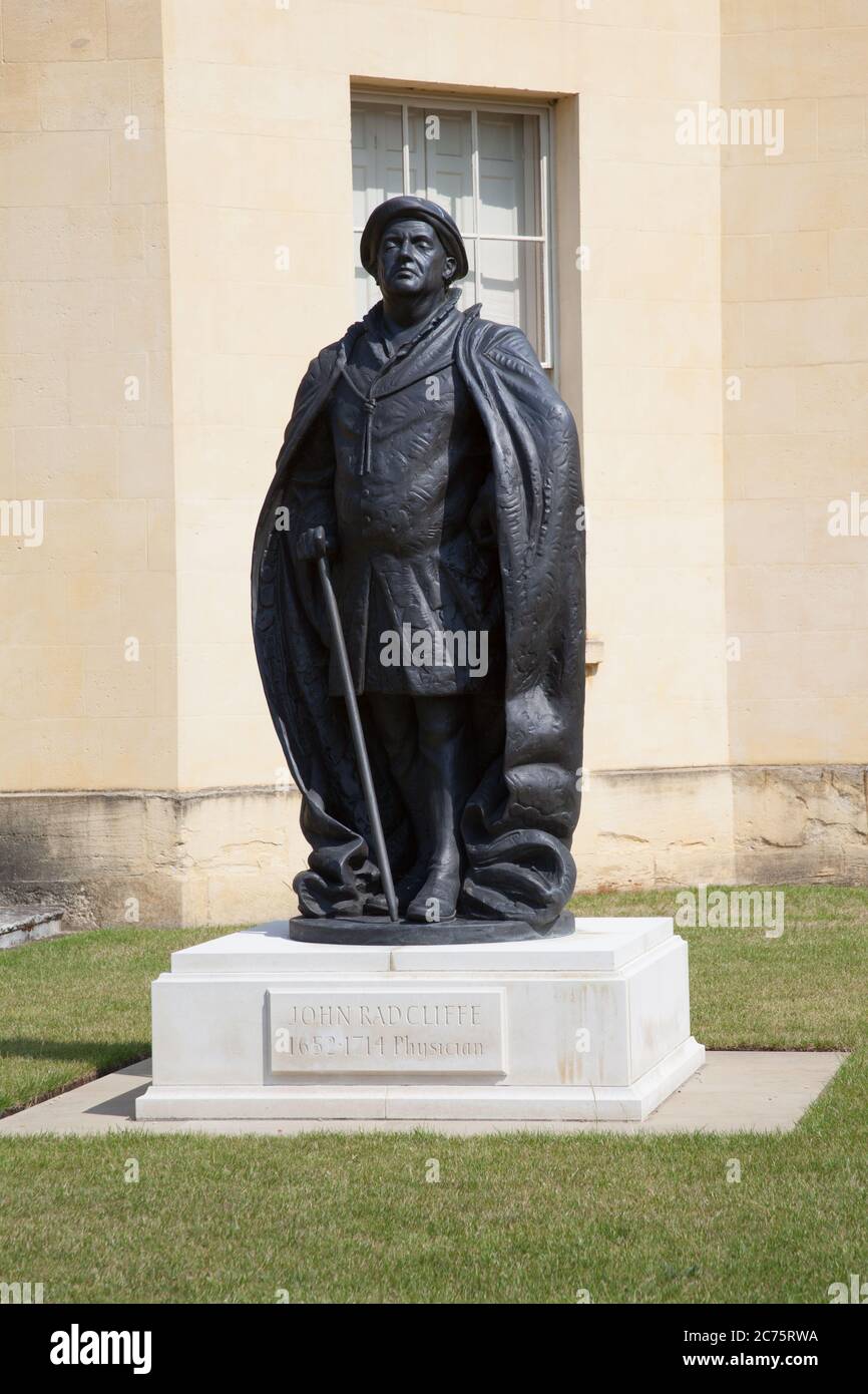 Une statue du médecin John Radcliffe au Green Templeton College d'Oxford, au Royaume-Uni Banque D'Images