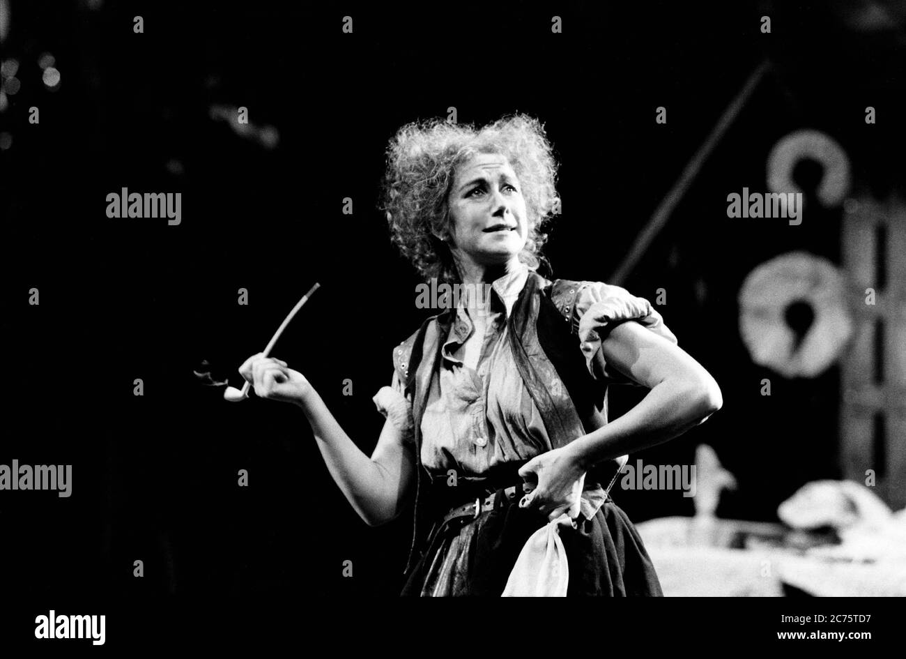 Helen Mirren (Moll Cutnenar) dans LA JEUNE FILLE RUGISSANTE par Thomas Middleton et Thomas Dekker à la Royal Shakespeare Company (RSC), Barbican Theatre, Londres EC2 04/1983 design: Chris Dyer éclairage: Leo Leibovici combats: Malcolm Ranson réalisateur: Barry Kyle Banque D'Images