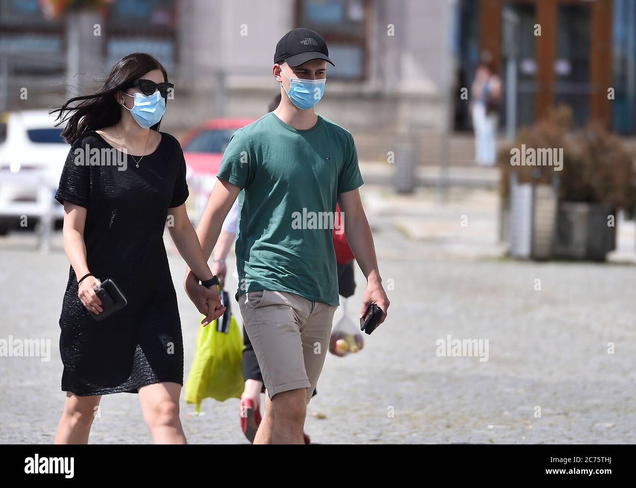 Une paire de personnes baladent la rue à Jihlava le mardi 14 juillet 2020. Le comité de crise de Jihlava a ordonné le renouvellement obligatoire du port des masques pour le visage en réaction à l'apparition de nouveaux cas de coronavirus le week-end dans le district de Jihlava, a déclaré lundi Radovan Danek, porte-parole de l'hôtel de ville de Jihlava, aux journalistes. Les masques doivent être portés dans certains équipements et services publics, a déclaré Danek, ajoutant que la mesure prendra effet à 15 h 00 mardi jusqu'à la prochaine prise de fonctions. Les masques seront obligatoires dans les transports publics, les coiffeurs et les pédicuristes et dans les salons de beauté, par exemple. Ils seront al Banque D'Images