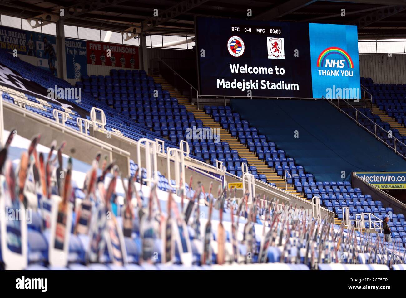NHS Merci d'afficher sur le grand écran et des découpes de carton de fans dans les stands avant le match de championnat de Sky Bet au stade Madejski, Reading. Banque D'Images