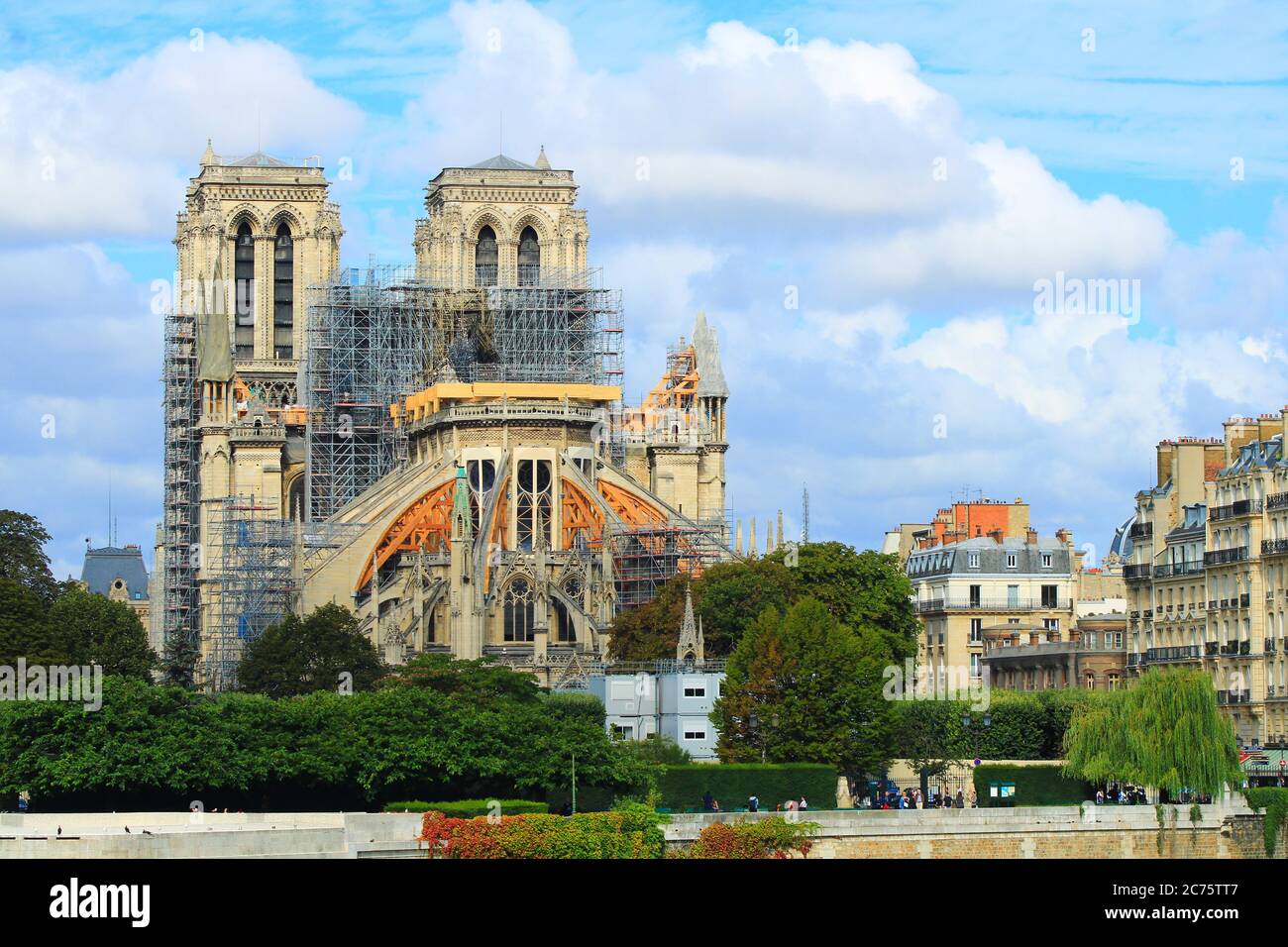 Paris, France. Septembre 01. 2019: Vue sur la cathédrale notre-Dame, avec échafaudage pour la reconstruction après l'incendie. Banque D'Images