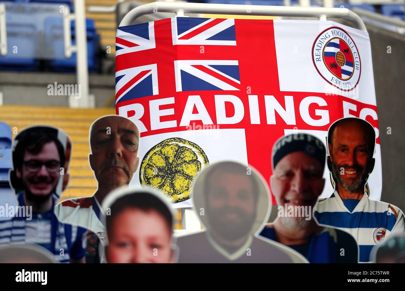 Lecture du drapeau FC et des découpes de carton des fans dans les stands avant le match de championnat de Sky Bet au stade Madejski, Reading. Banque D'Images