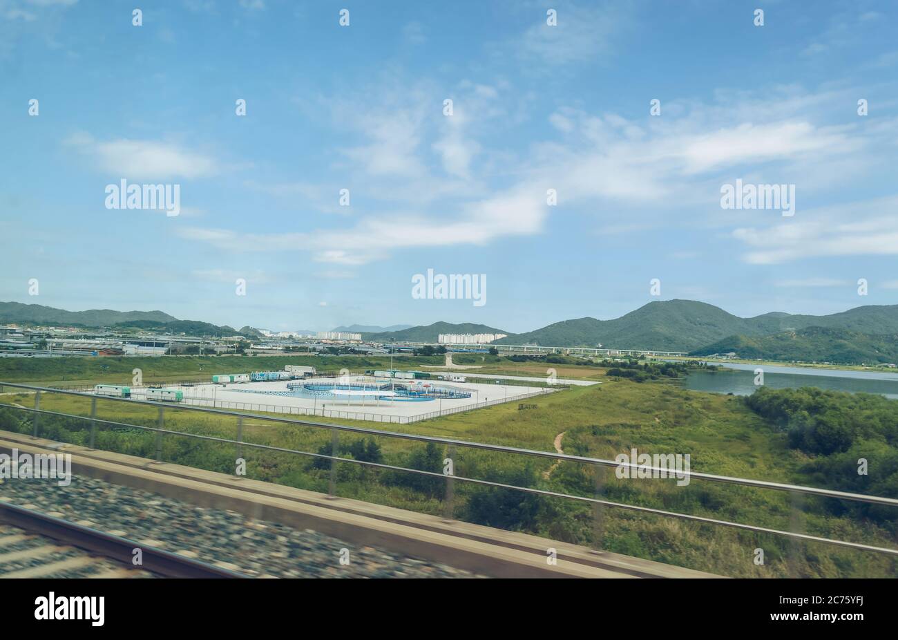 vue sur rom ci-dessus sur la construction d'un petit parc aquatique ou d'une aire de jeux avec lac à proximité et ville paysage afar Banque D'Images