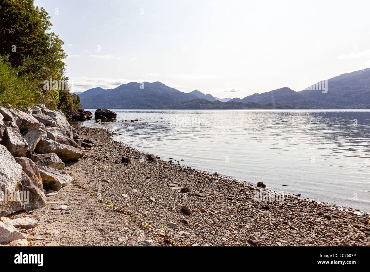 Plage du fjord de Puyuhuapi, Patagonie, Chili. Océan Pacifique Banque D'Images