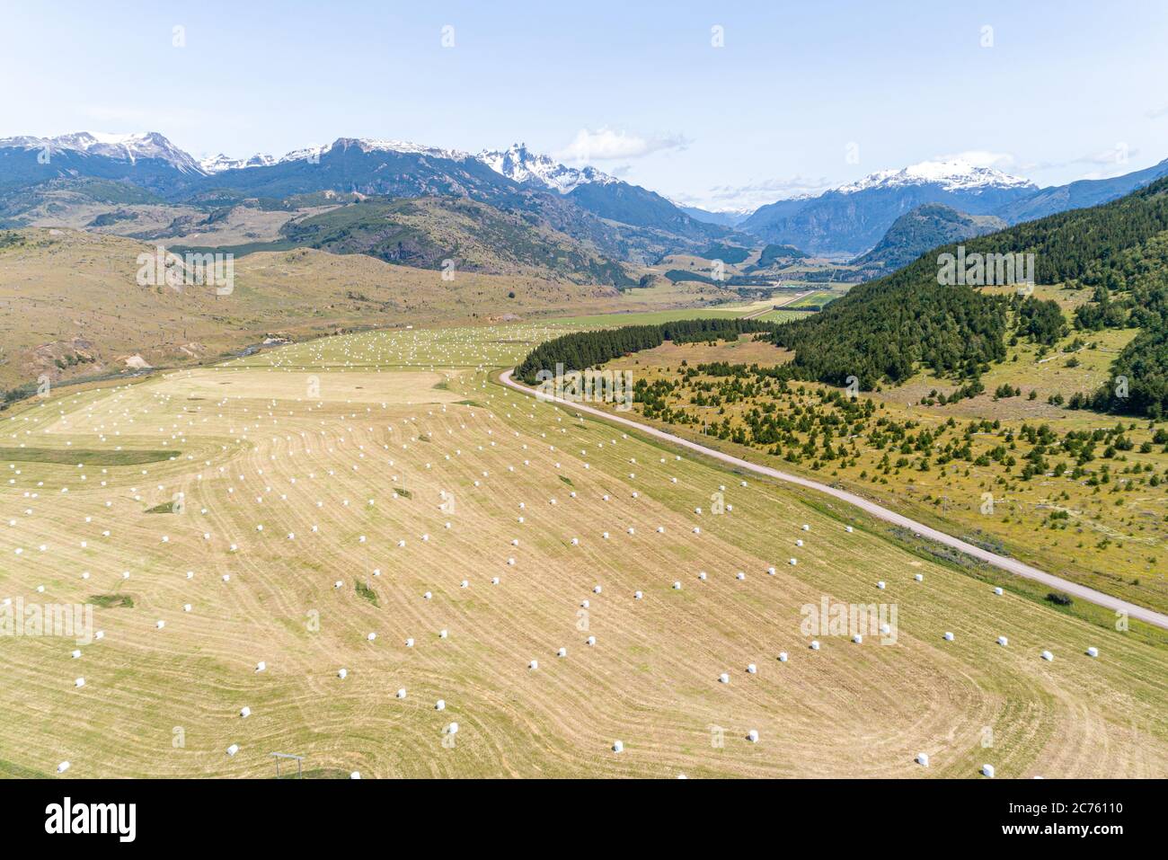 Vue aérienne du champ de foin récolté avec des montagnes en arrière-plan, route de Carretera Austral - Coyhaique, Aysén, Chili Banque D'Images