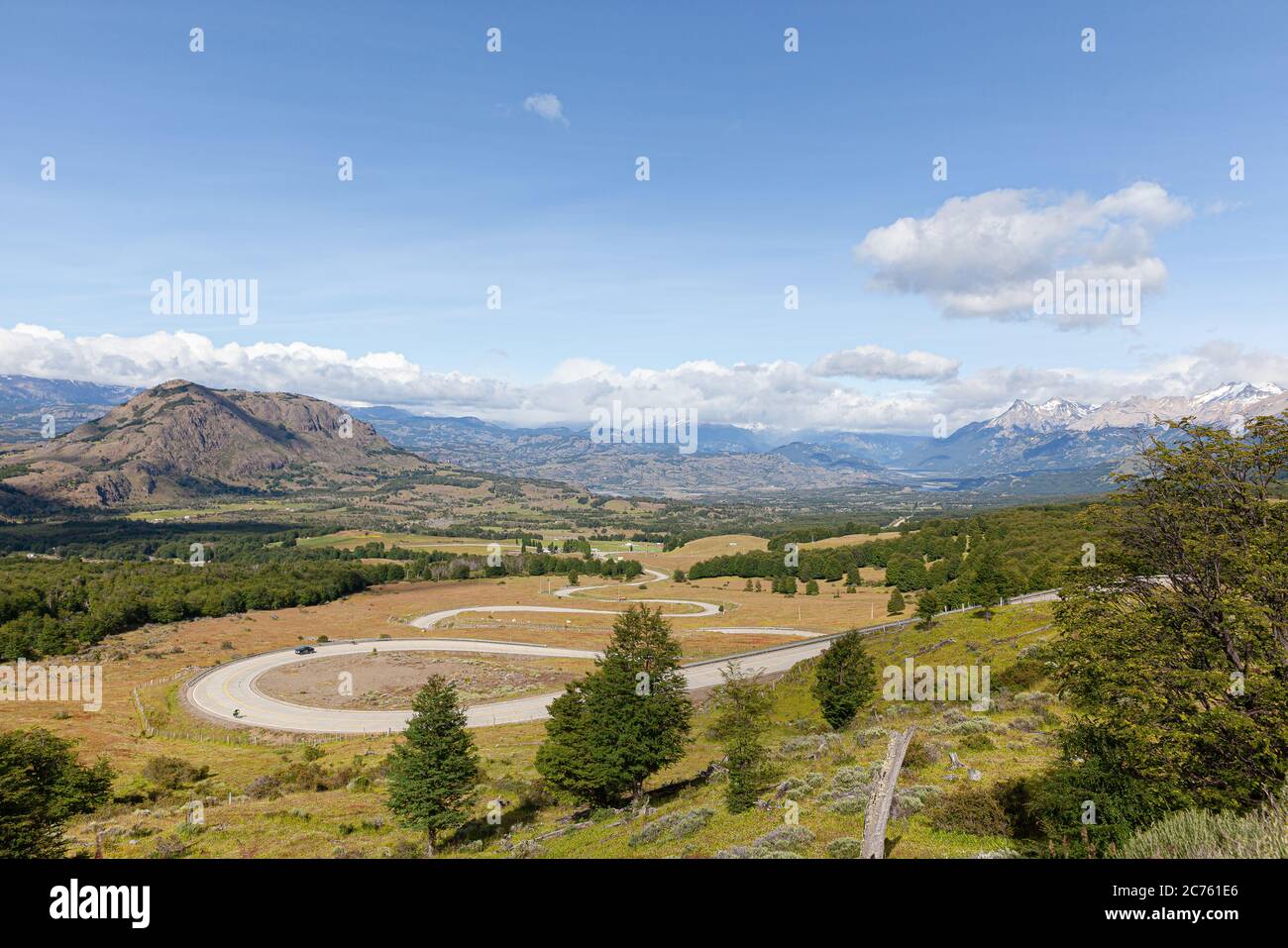 Vue sur la route asphaltée courbée au travers des montagnes. Route australienne de Carretera près du parc national Cerro Castillo. Chili Banque D'Images