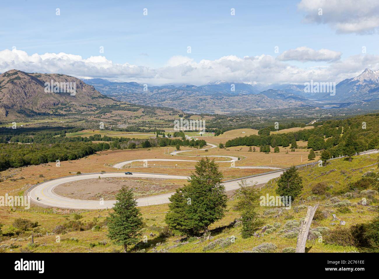 Vue sur la route asphaltée courbée au travers des montagnes. Route australienne de Carretera près du parc national Cerro Castillo. Chili Banque D'Images