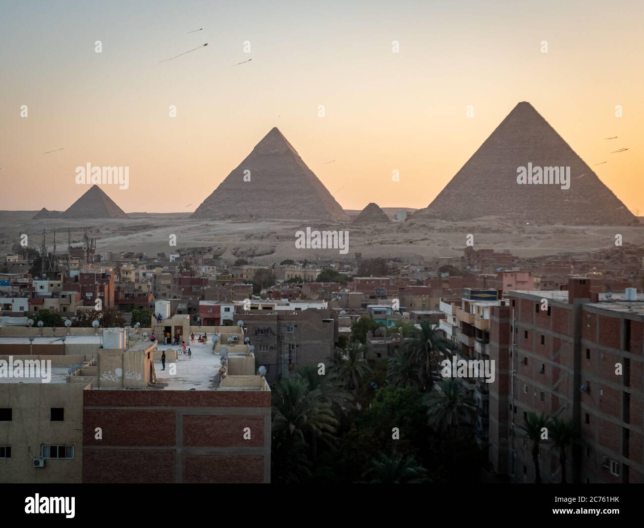 Vue sur les pyramides au coucher du soleil depuis le toit de gizeh Banque D'Images