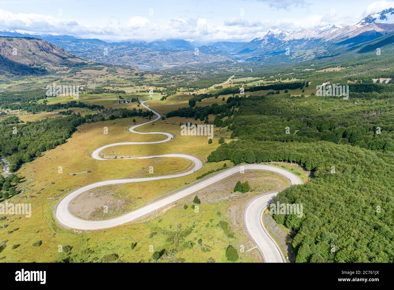 Vue aérienne de la route asphaltée courbée au travers des montagnes. Route australienne de Carretera près du parc national Cerro Castillo. Chili Banque D'Images
