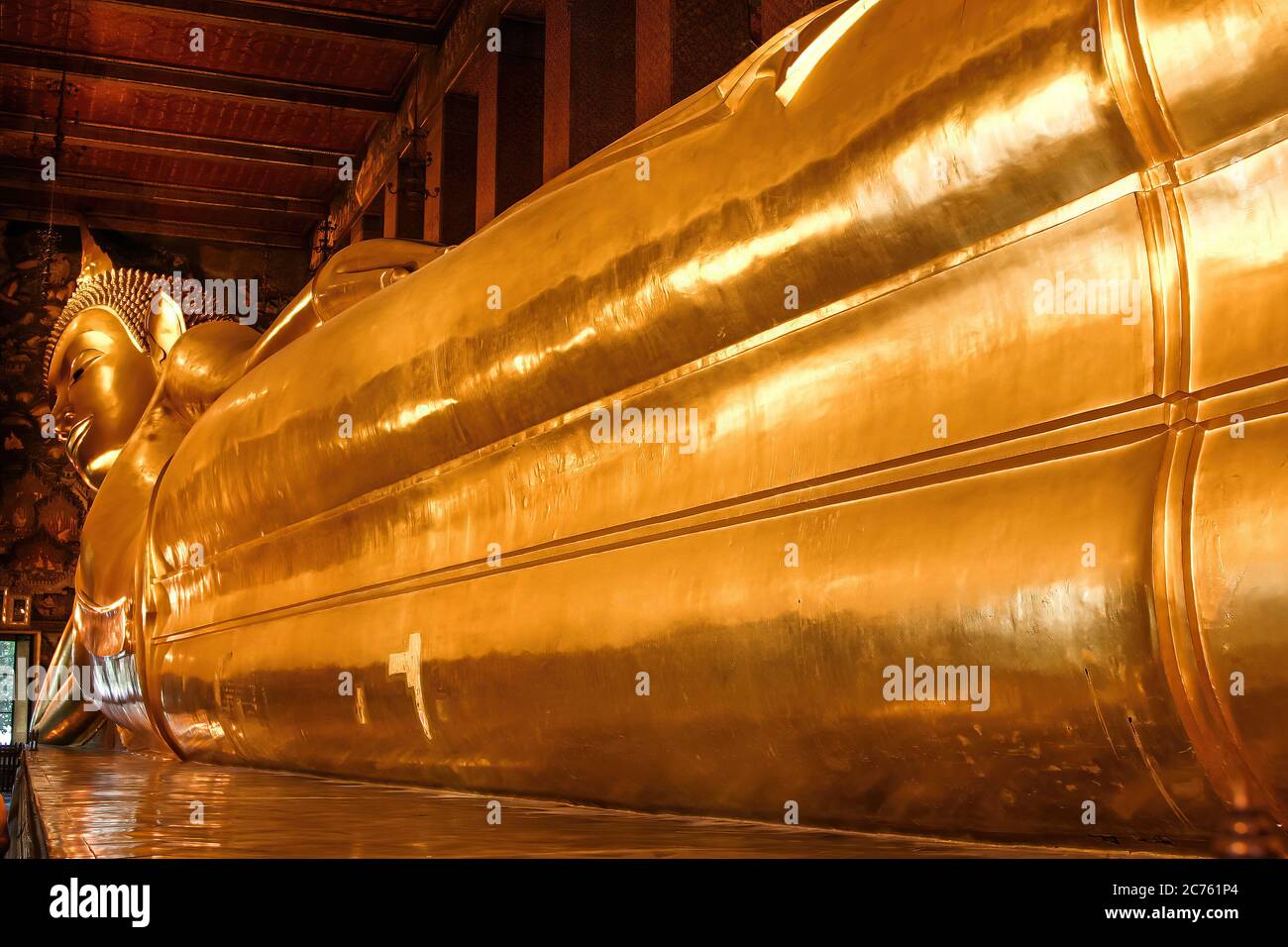 Le Bouddha inclinable est à Wat Pho, Bangkok. Avec 46 mètres de long et 15 mètres de haut, cet immense bouddha doré, le plus grand Bouddha couché de Thaïlande. Banque D'Images