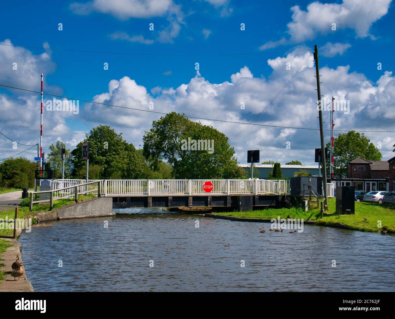 Burscough, Royaume-Uni - Jul 10 2020 : un pont électrique tournant à New Lane sur le canal Leeds à Liverpool près de Burscough dans Lancashire, Royaume-Uni. Banque D'Images