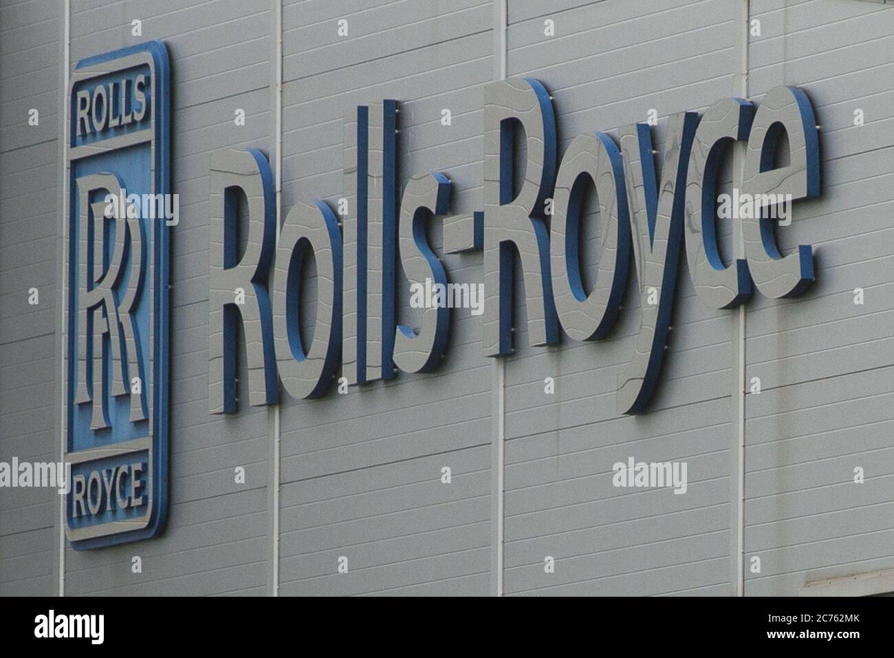 Inchinnan, Écosse, Royaume-Uni. 14 juillet 2020. Photo : l'usine Rolls Royce située au nord de l'aéroport de Glasgow va supprimer 700 emplois, soit plus de la moitié des 1,300 000 employés, ce qui accuse le ralentissement mondial dû à la crise du coronavirus (COVID19). Rolls Royce, qui fournit des moteurs d'avion, réduit ses effectifs, car les compagnies aériennes doivent abattre une grande partie de leur flotte d'avions et réduire ou annuler de nouvelles commandes d'avions, a provoqué un énorme choc dans l'industrie aéronautique mondiale. Crédit : Colin Fisher/Alay Live News Banque D'Images