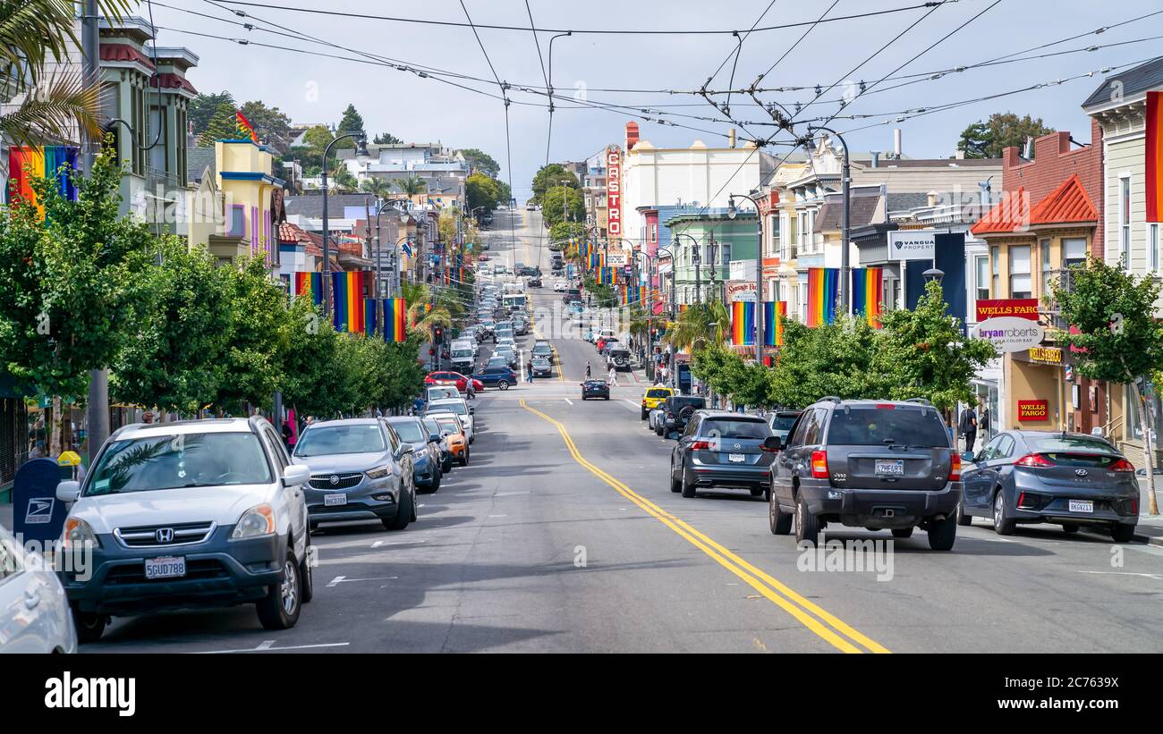 San Francisco, Californie, Etats-Unis - août 2019 : Castro Street avec drapeaux gays arc-en-ciel Banque D'Images