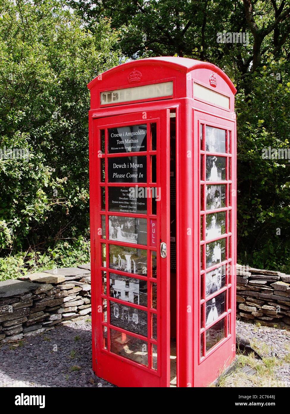 Boîte téléphonique rouge utilisée comme galerie d'art, Cilgerran, pays de Galles Banque D'Images