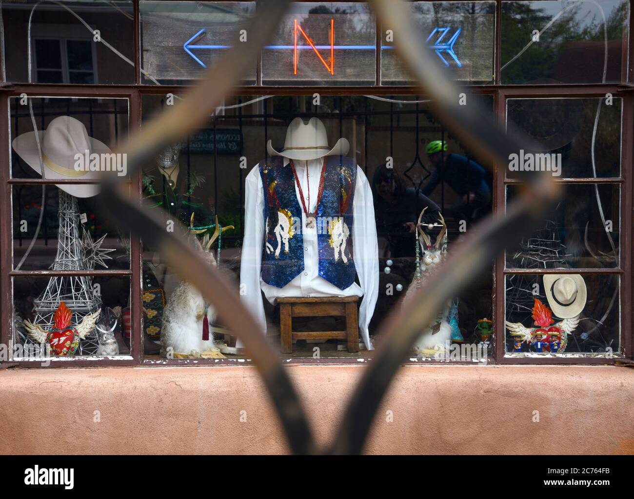Une vitrine dans une boutique de vêtements de l'Ouest à Santa Fe, Nouveau-Mexique, États-Unis Banque D'Images