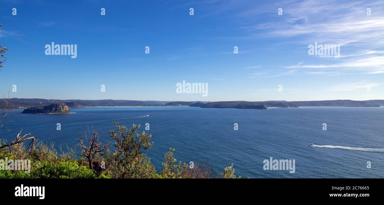 Vue panoramique au nord depuis le phare de Barrenjoey Lion Island Box Head Killcare Heights Sydney NSW Australie Banque D'Images