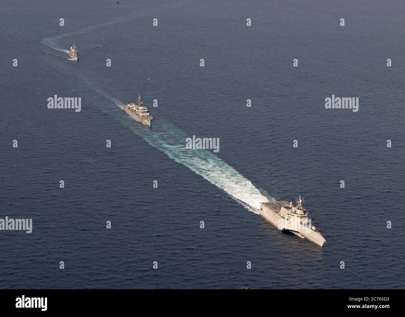 Le navire de combat littoral USS Gabrielle Giffords, version indépendante de la Marine américaine, à droite, lors d'une patrouille conjointe avec le navire d'entraînement de la classe Kashima d'autodéfense maritime japonaise, le JS Kashima et le destroyer de la classe de la Force Hatsuyuki JS Shimayuki dans les eaux internationales le 23 juin 2020 en mer de Chine méridionale. Banque D'Images