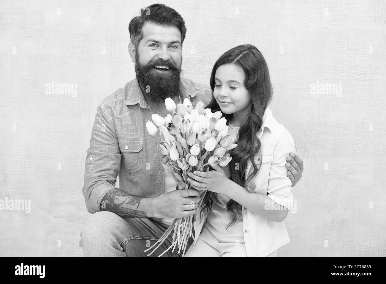 Chaque instant avec elle est précieux. Fille saluant papa avec Pères Day. Fête des femmes. Enfant et père préparer des fleurs pour la fête des mères. Printemps et beauté. Père et fille. Bonne journée en famille. Banque D'Images