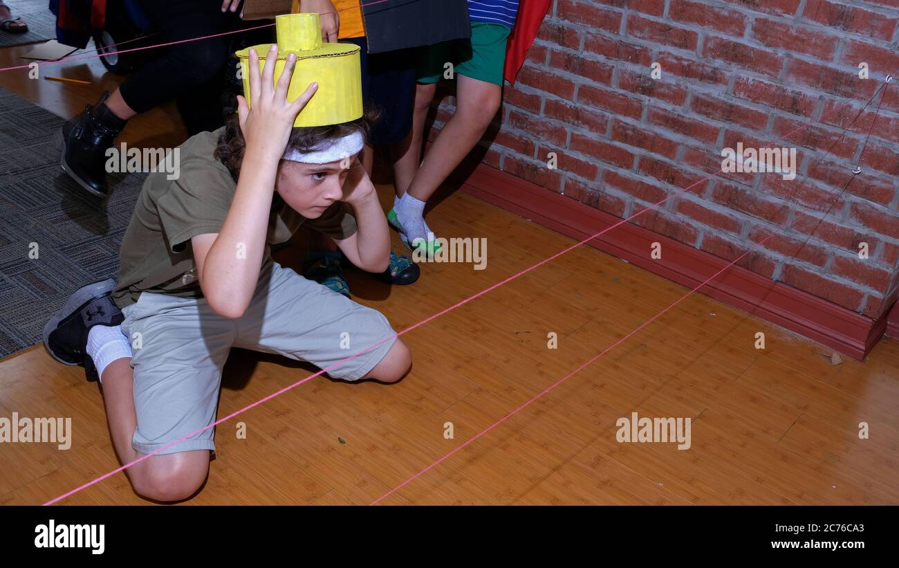 Camp de jour zéro. Brooklyn, NY. UN camp qui se spécialise dans la technologie et la robotique. Les enfants créent des costumes à utiliser dans un jeu de « salle d'évasion » Banque D'Images