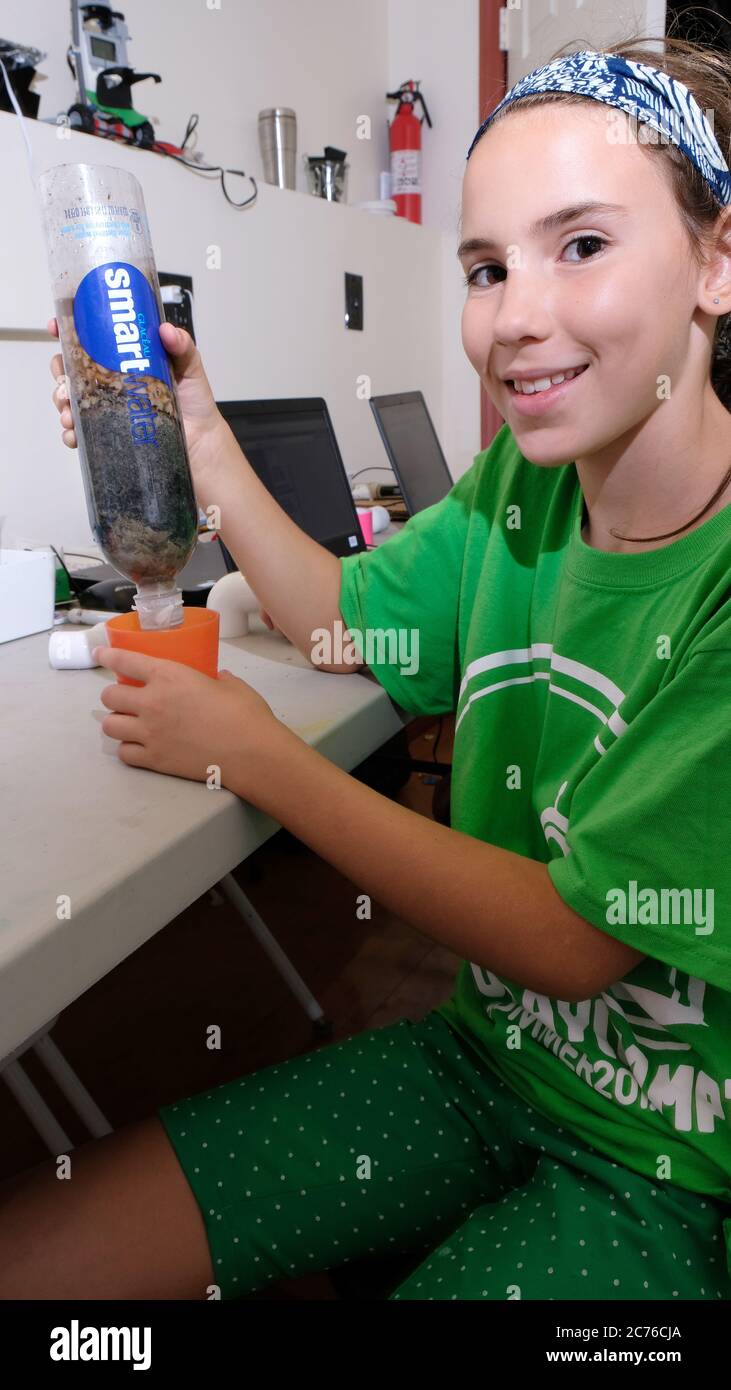 Camp de jour. Brooklyn, New York. Camp de technologie pour enfants. Fille travaillant sur l'expérience scientifique avec les grains de café et le système de filtrage. Banque D'Images