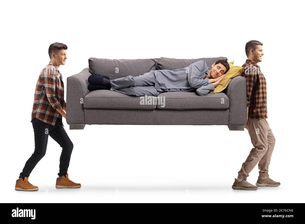 Homme en pyjama dormant sur un canapé et deux hommes portant le canapé  isolés sur fond blanc Photo Stock - Alamy