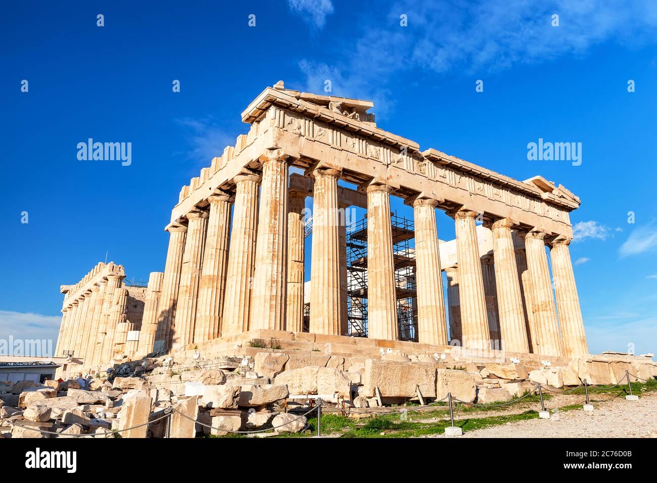 Temple de Parthénon en journée ensoleillée. Acropole à Athènes, Grèce. Le Parthénon est un temple sur l'Acropole athénienne en Grèce. Banque D'Images