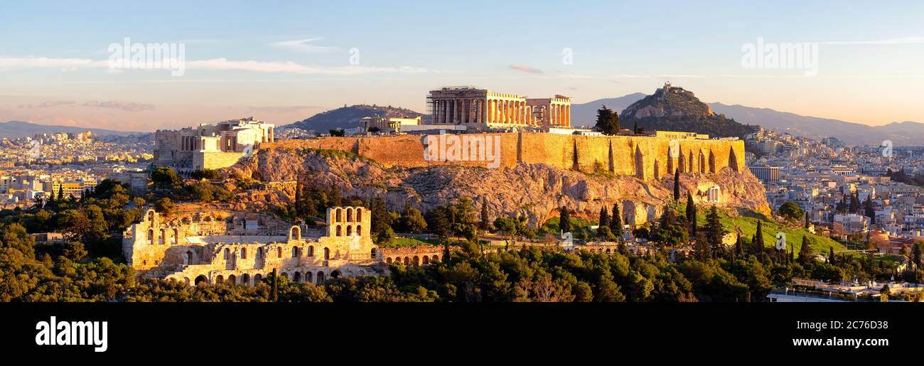 Panorama d'Athènes avec colline de l'Acropole au coucher du soleil, Grèce. L'Acropole d'Athènes située sur un éperon rocheux au-dessus de la ville d'Athènes et contient le Banque D'Images