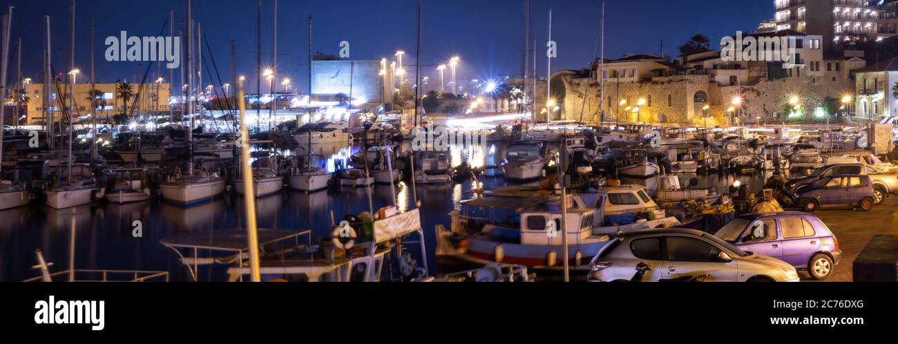 Vue panoramique sur le vieux port d'Héraklion avec la forteresse vénitienne de Koules la nuit. Crète, Grèce. Héraklion par nuit panorama HD. Fort Koule à IR Banque D'Images