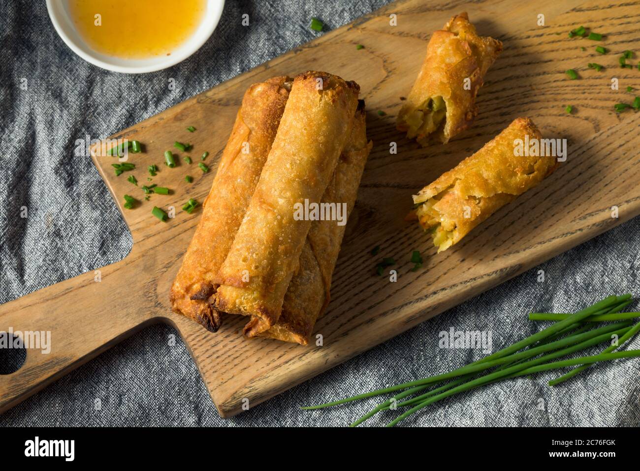 Petits pains aux œufs de légumes chinois faits maison avec sauce trempée Banque D'Images