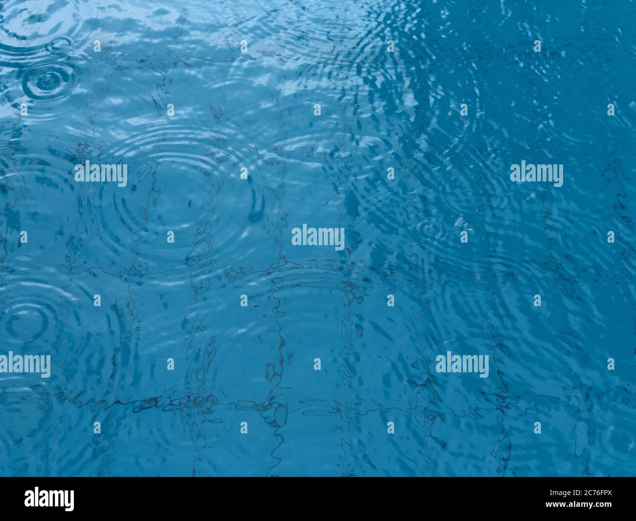 Bleu eau de piscine avec pluie.Résumé fond d'eau. Banque D'Images