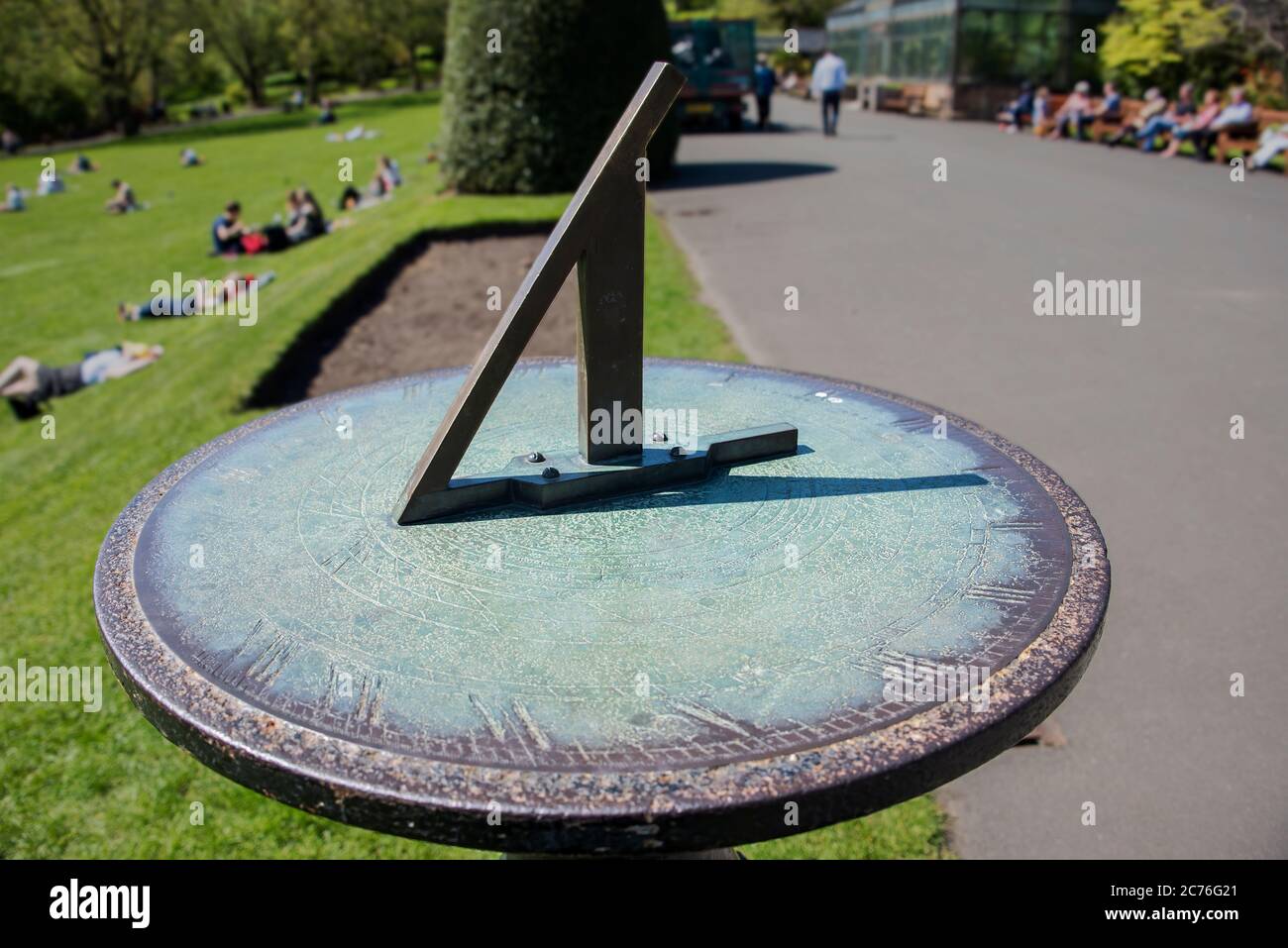 Sundial aux jardins botaniques de Glasgow, en Écosse Banque D'Images