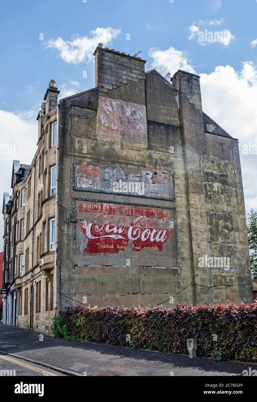 1940s Coca Cola Ghost Sign On toit fin de bâtiment de logement à Glasgow en Écosse Banque D'Images