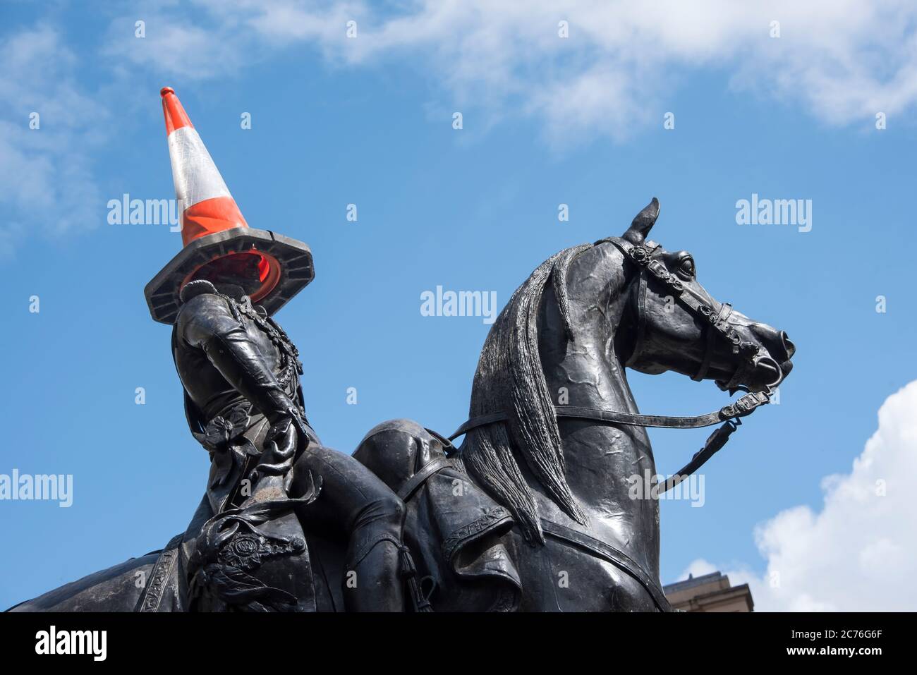 Statue équestre du duc de Wellington ornée d'un cône de circulation, Glasgow, Écosse Banque D'Images