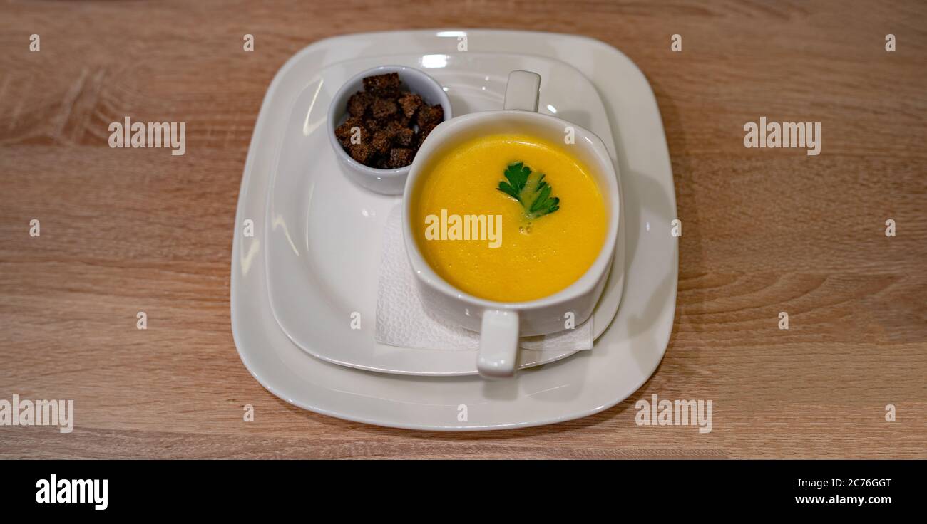 Soupe à la crème de fromage sur la table dans le café Banque D'Images