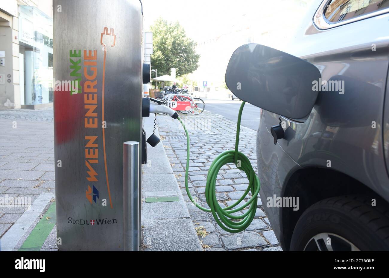 Vienne. 14 juillet 2020. Photo prise le 14 juillet 2020 montre qu'une voiture électrique est chargée dans une station de charge publique de Vienne, Autriche. Selon l'Association fédérale autrichienne pour la mobilité électrique, 4805 voitures entièrement électroniques avaient été ajoutées en Autriche à la fin de juin 2020, ce qui signifie que 4.3 pour cent de toutes les nouvelles immatriculations de voitures en 2020 sont des voitures électriques. Crédit: Guo Chen/Xinhua/Alay Live News Banque D'Images