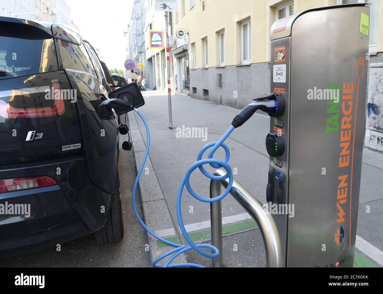 Vienne. 14 juillet 2020. Photo prise le 14 juillet 2020 montre qu'une voiture électrique est chargée dans une station de charge publique de Vienne, Autriche. Selon l'Association fédérale autrichienne pour la mobilité électrique, 4805 voitures entièrement électroniques avaient été ajoutées en Autriche à la fin de juin 2020, ce qui signifie que 4.3 pour cent de toutes les nouvelles immatriculations de voitures en 2020 sont des voitures électriques. Crédit: Guo Chen/Xinhua/Alay Live News Banque D'Images