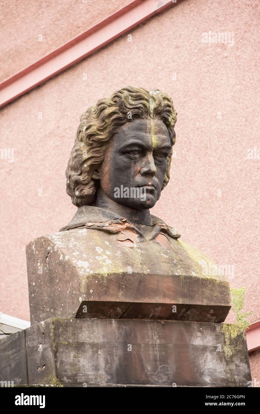 L'énorme buste de Beethoven sur le toit de l'immeuble de la rue Renfrew Glasgow peu avant qu'il ne soit enlevé. Banque D'Images