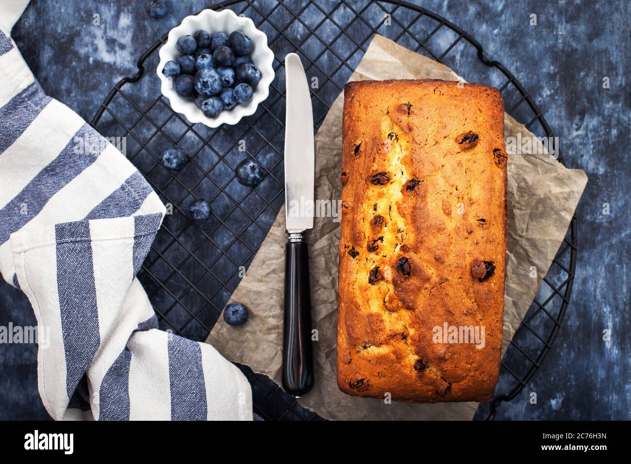 Délicieux fromage maison et gâteau de pain aux raisins sur fond bleu, vue de dessus Banque D'Images