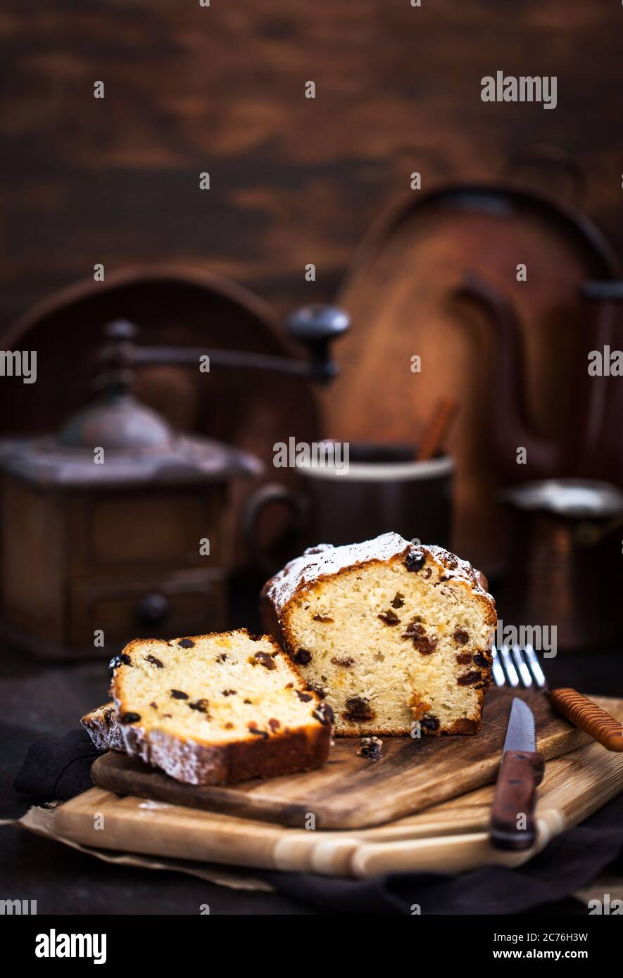 Délicieux petit fromage cottage et raisins gâteau de pain noir sur fond de bois rustique Banque D'Images