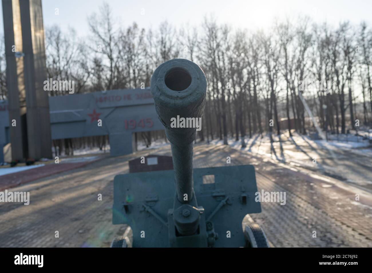 Pistolet anti-char dans le parc militaire. Ancien monument de canon anti-char monté sur le piédestal le jour d'hiver dans le parc militaire Banque D'Images