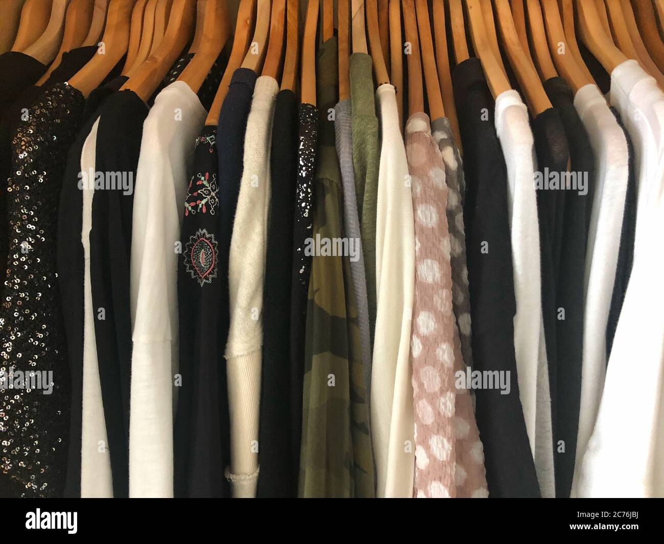 Close-up de vêtements accrochant dans une armoire Banque D'Images