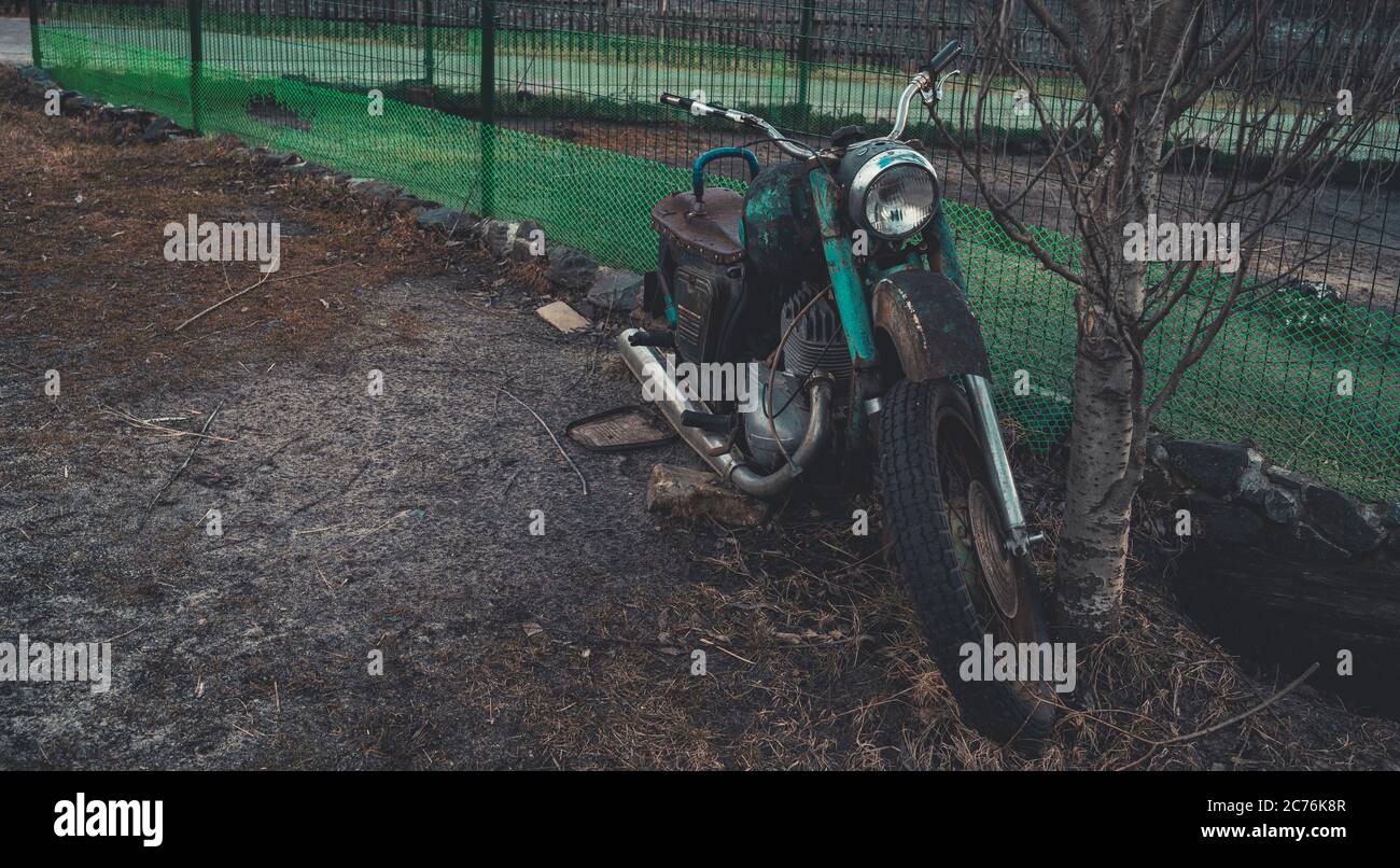 Stary Oskol, Russie 25 janvier 2019 : vieille moto rouillée près de la clôture au sol. Gros plan sur une moto cassée abandonnée. Banque D'Images