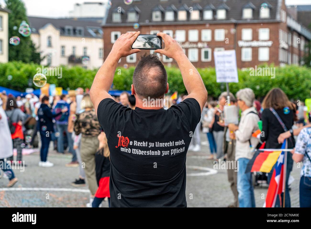 Participants à une manifestation contre les mesures Corona, mask duty, avec slogan de la droite politique, etc., à Düsseldorf Allemagne, Banque D'Images