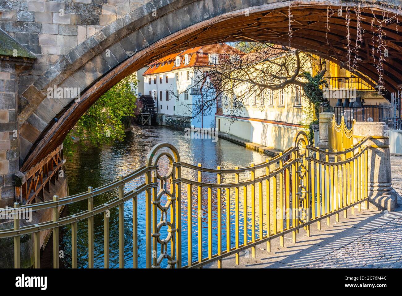 Ancien moulin à eau sous le pont Charles, rivière Certovka, Prague, République tchèque. Banque D'Images