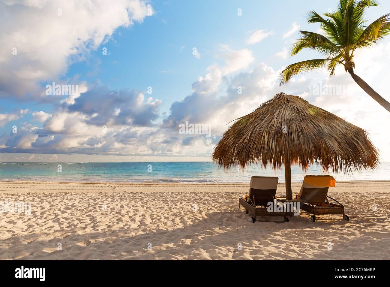 Chaises de plage avec parasol et belle plage de sable à Punta Cana, République Dominicaine Banque D'Images
