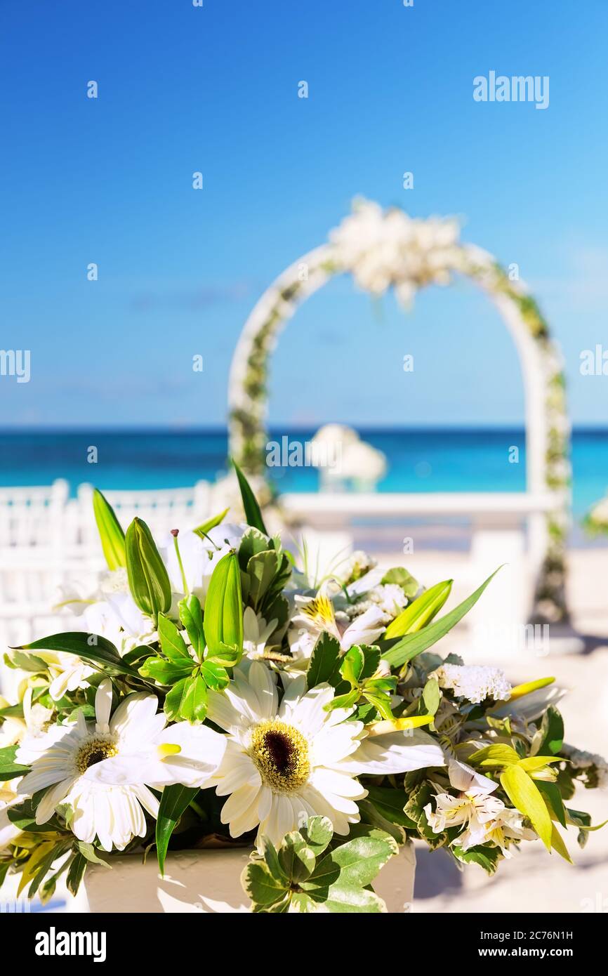 Bouquet de mariage romantique sur la plage de sable tropical des Caraïbes à Punta Cana, République Dominicaine Banque D'Images Bouquet de mariage romantique sur la plage de sable tropical des Caraïbes à Punta Cana, République Dominicaine Banque D'Images